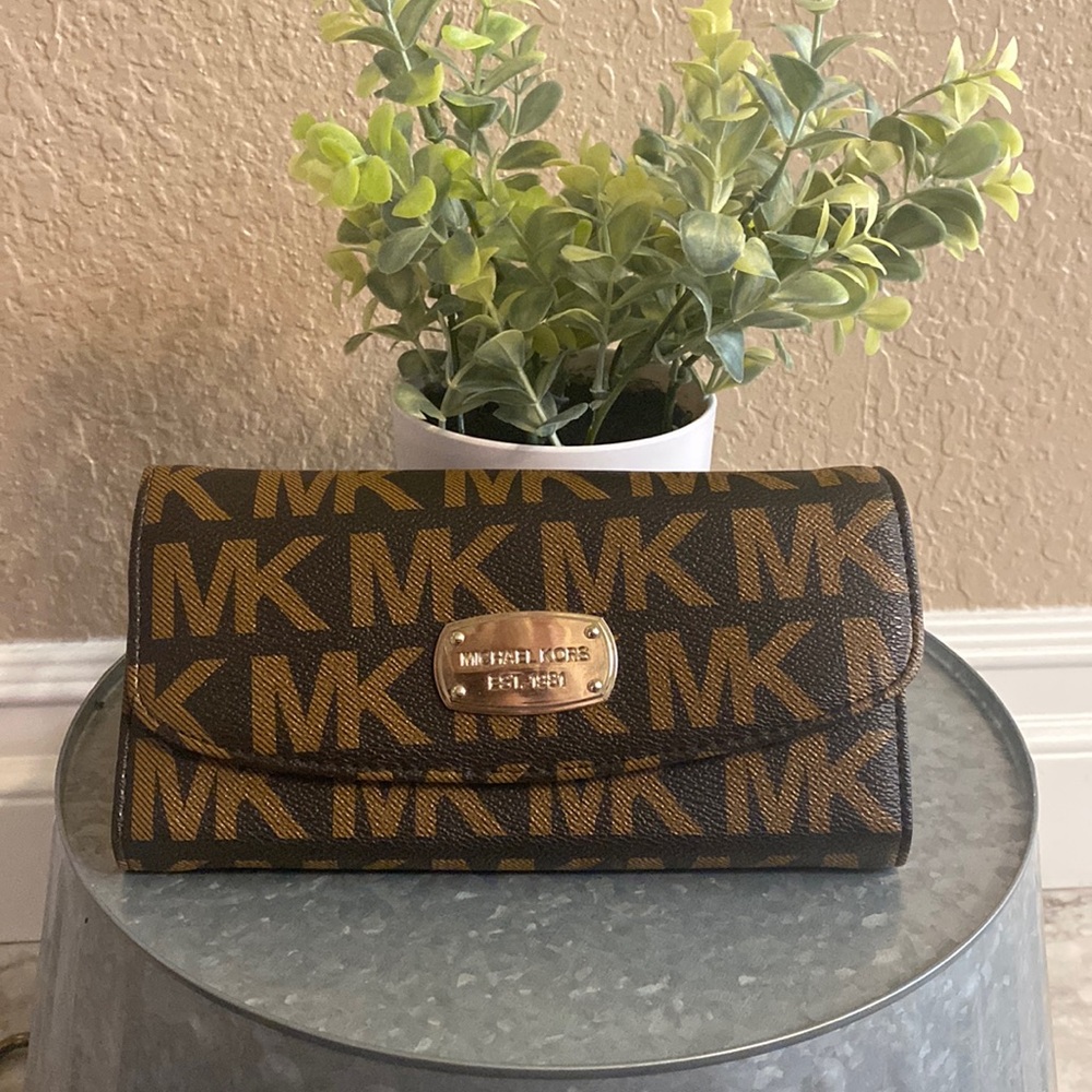 Michael Kors Fold Over Snap Closure Wallet. MK Logo on outside. Great Condition